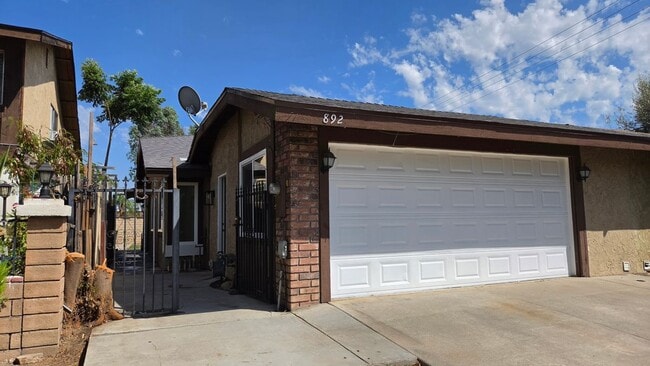 Building Photo - 892 Robin Dr
