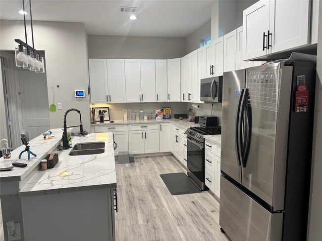 Building Photo - 6831 Paris St