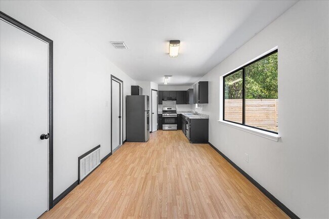 Building Photo - 1404 Deupree Dr