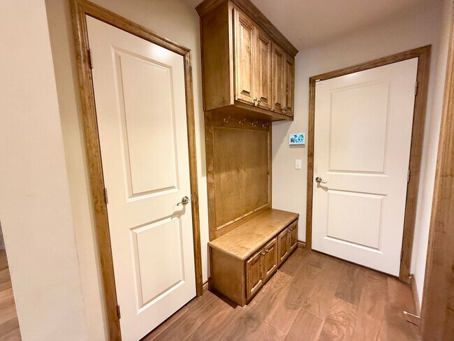 Building Photo - 706 Sedona Dr