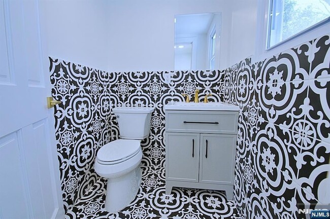 Building Photo - 16 Clarke St