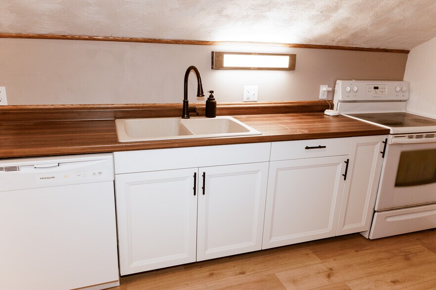 Building Photo - 327 S Adams St