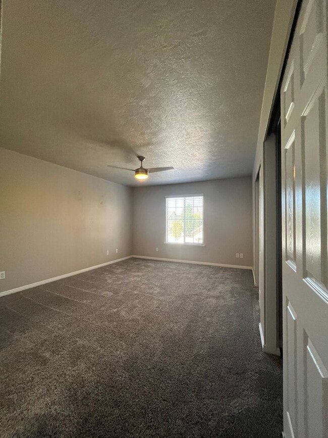 Building Photo - 3 Bedroom/2.5 Bathroom Townhome in Riverton