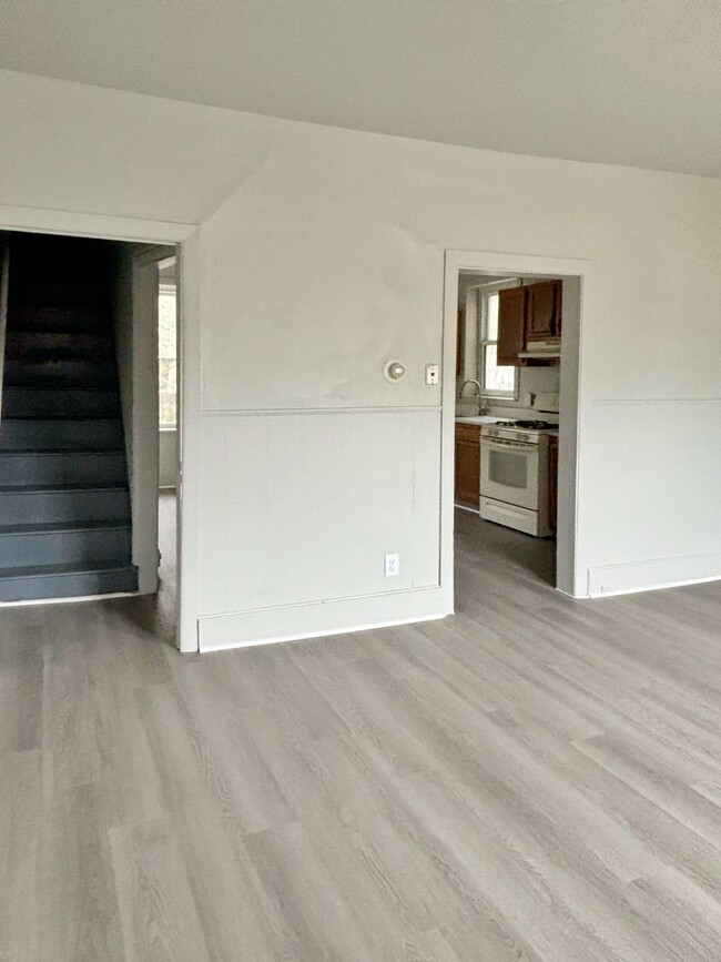 Building Photo - 3 bedroom 1 bathroom house! - Schedule you...