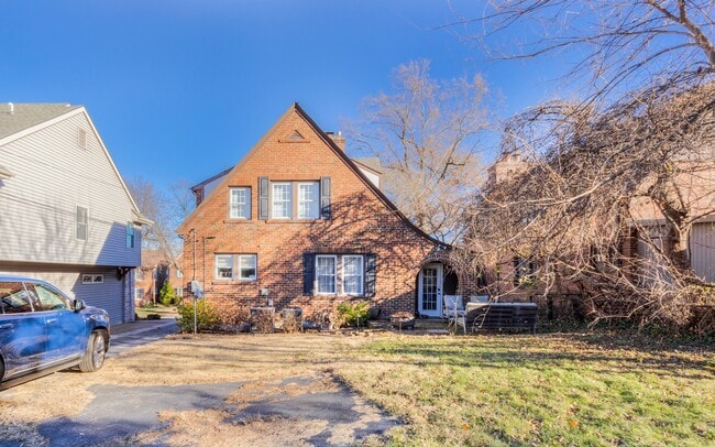 Building Photo - 525 Donne Ave