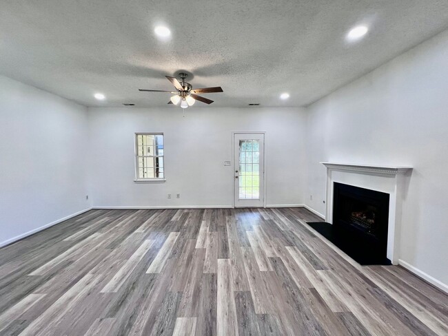 Building Photo - Newly remodeled 3 bed 2.5 bath townhome in...