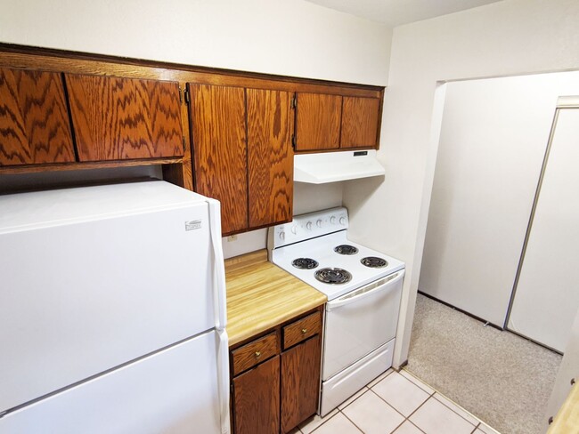 Building Photo - 1 Bedroom Apartment in Lonsdale