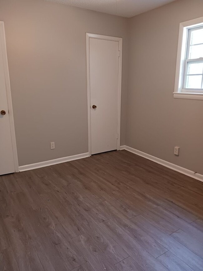 Building Photo - 4 Bedroom Home Available Now!