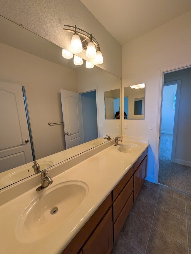 Building Photo - 208 Yellow Rose Cir