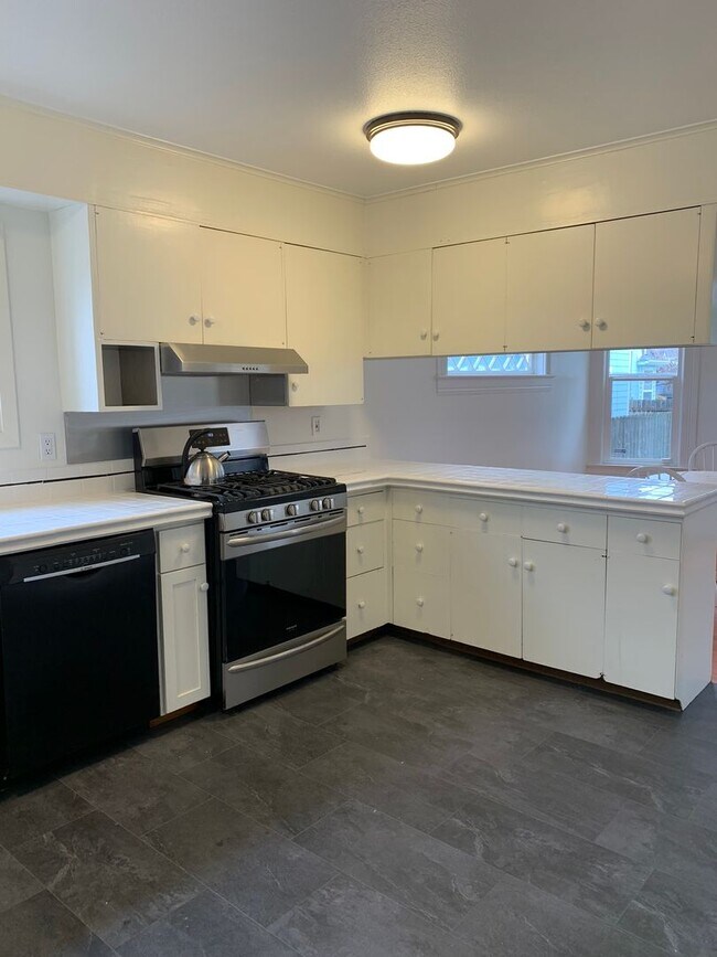 Building Photo - Stately Beauty with 3BR 1.5BA