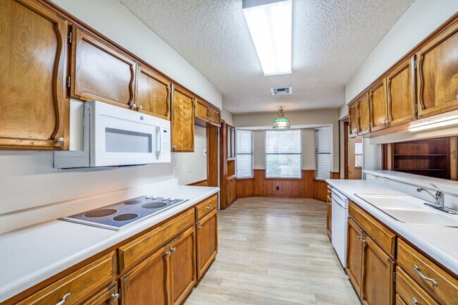 Building Photo - Thousand Oaks neighborhood! Over 1800 sqft!