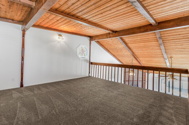 Building Photo - 221 Rossmore Dr