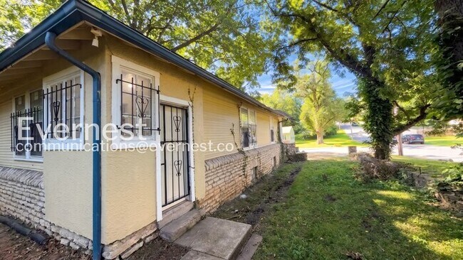 Building Photo - 2 Bed/1 Bath Home with Off-Street Parking / Coming Soon!