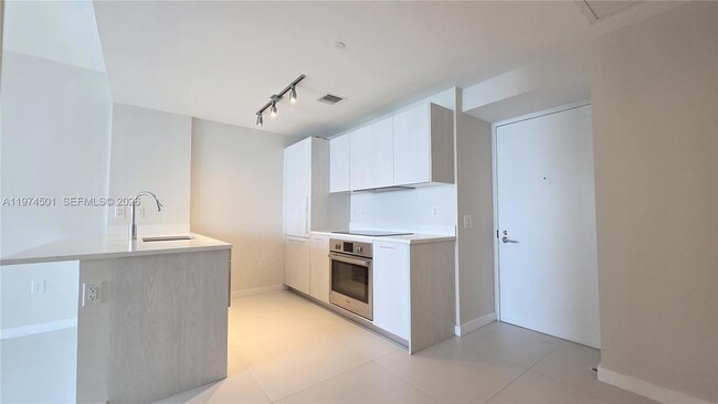 Building Photo - 501 NE 31st St