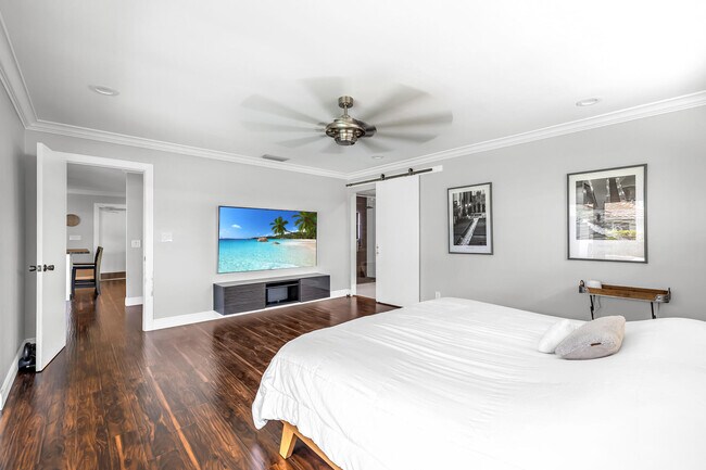 Building Photo - 2471 NE 46th St