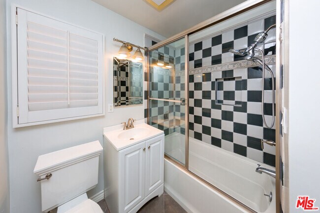 Building Photo - 9808 Hillgreen Pl