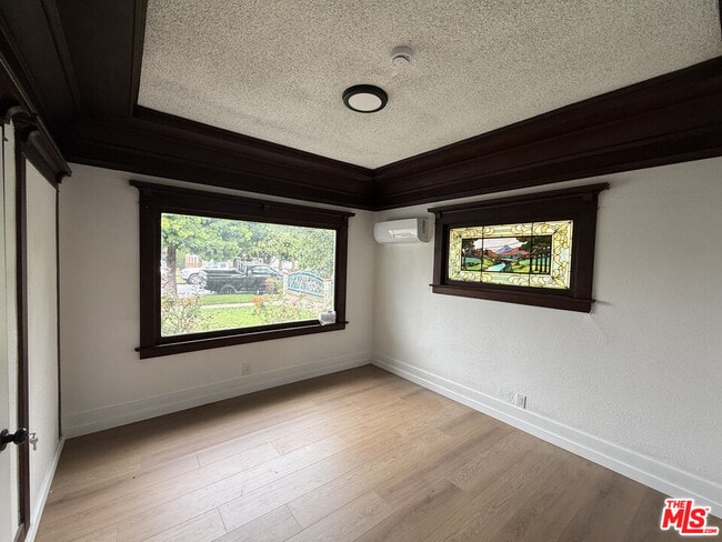 Building Photo - 4501 S Budlong Ave