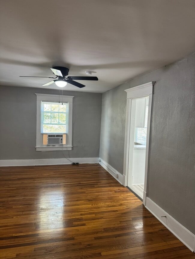 Building Photo - 1020 Sharpe Ave