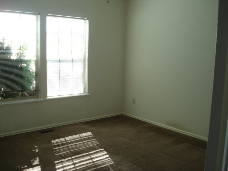 Building Photo - 744 Crown Point Dr