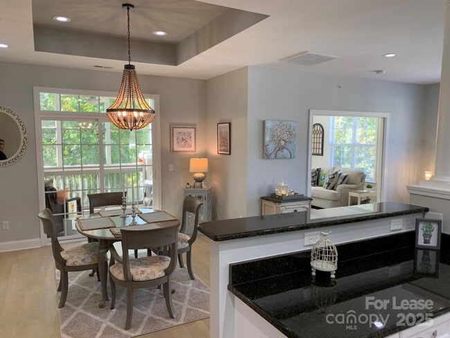 Building Photo - 9033 Rosalyn Glen Rd