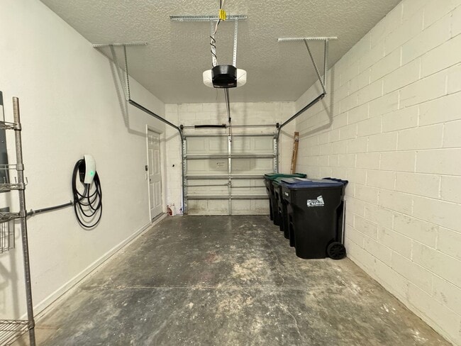 Building Photo - 5 Bedroom Townhome in Avalon Park! TESLA CHARGER INCLUDED!