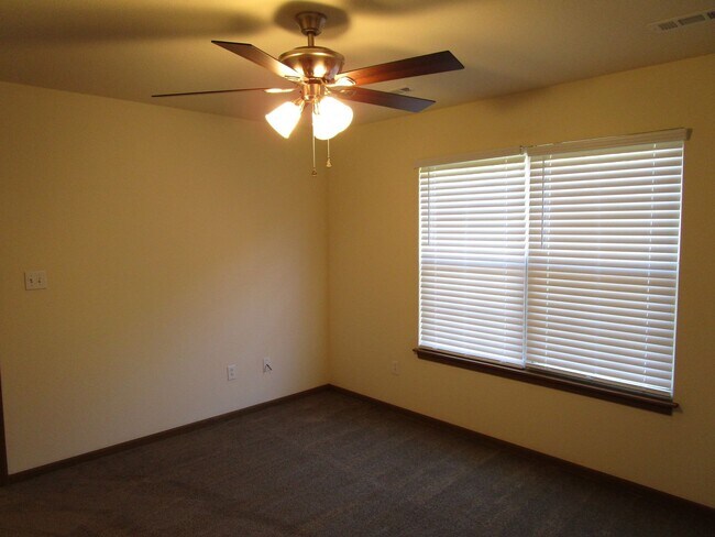 Building Photo - 707-707 Glenstone Dr