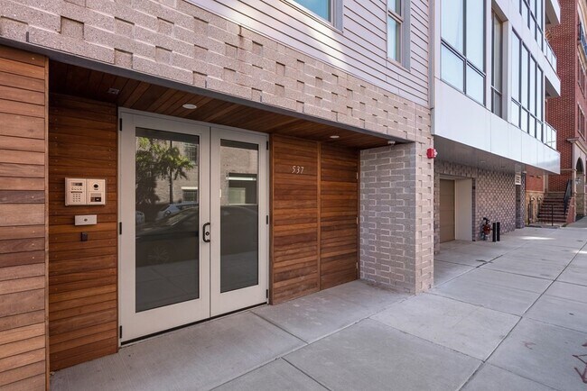 Building Photo - 537 E 2nd St