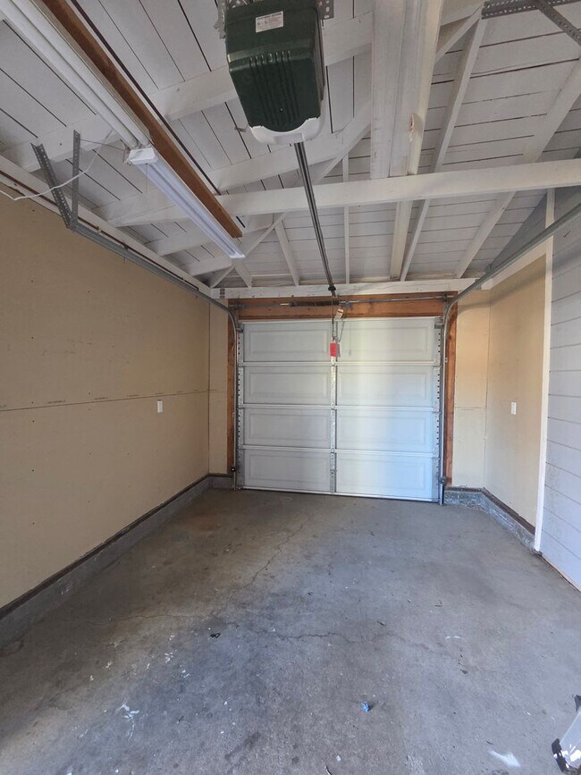 Building Photo - West Side Petaluma Gem- Beautiful 3 bedroom 2 bathroom