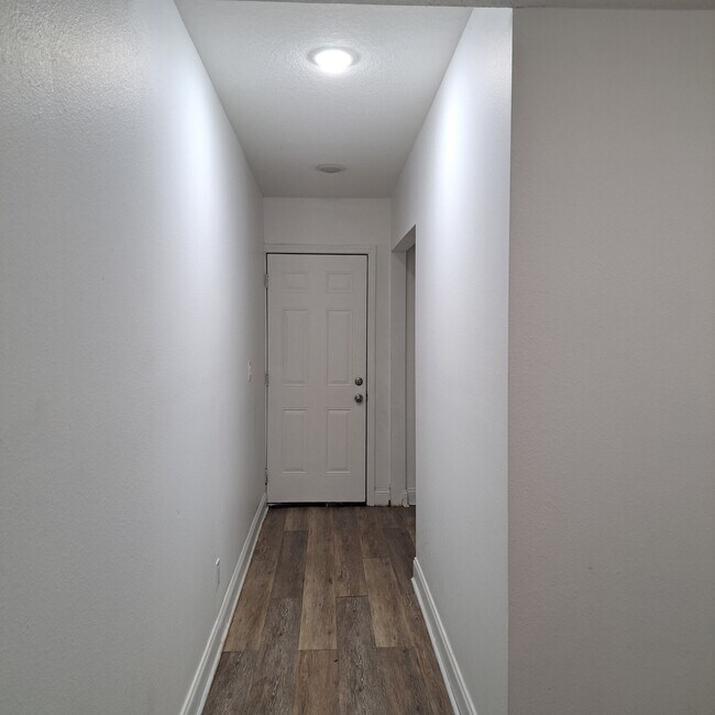 Building Photo - 1416 W 13th St