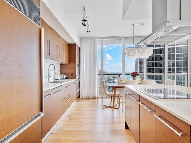 Building Photo - 485 Brickell Ave