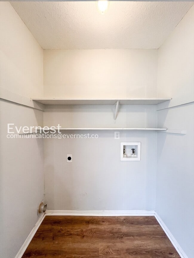 Building Photo - 3400 Laurelwood Dr