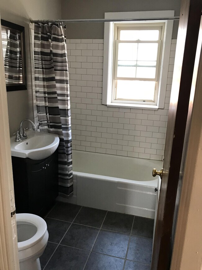 Building Photo - 114 N Spring St