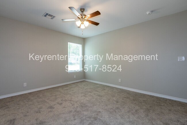 Building Photo - 4 Bedroom 2 Bath + Updated