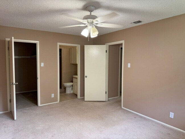 Building Photo - 102 Dalewood Dr
