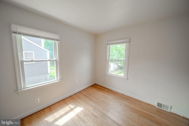 Building Photo - 4002 74th Ave