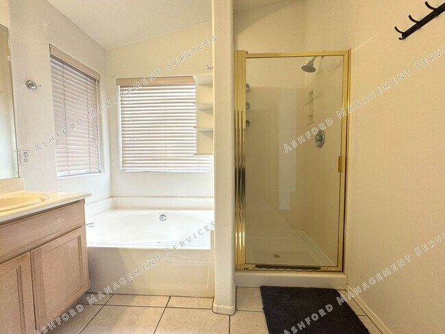 Building Photo - ***MOVE IN SPECIAL!*** BEAUTIFUL 3 BEDROOM...