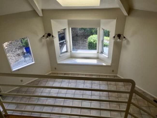 Building Photo - Light-Filled 3bedroom/2bath Near Highway &...