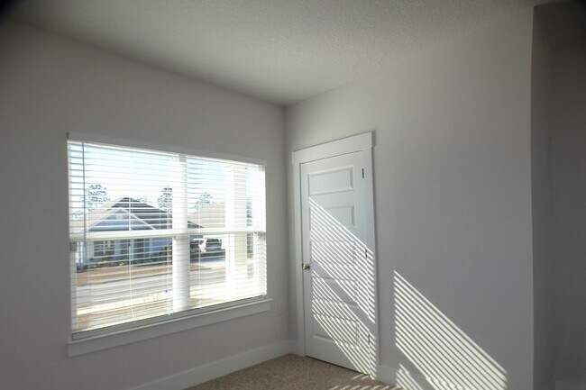 Building Photo - 4-Bedroom Home - Community Pool