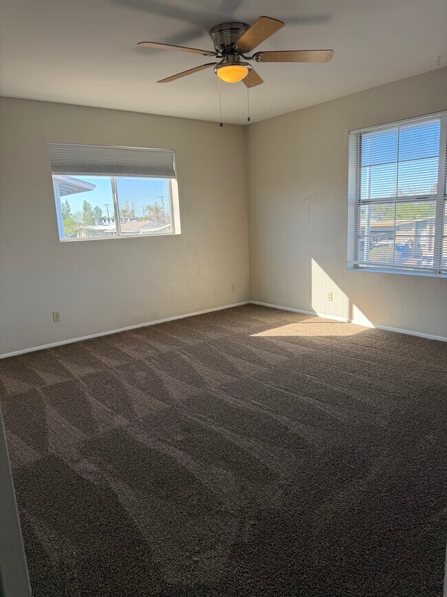 Building Photo - 121 E 14th Pl