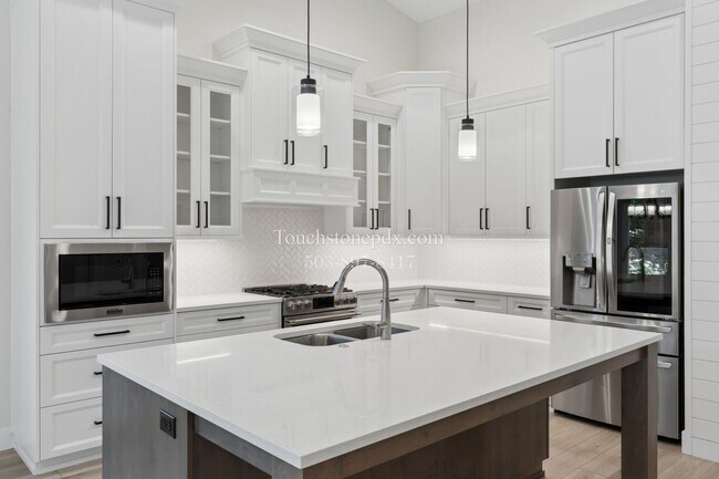 Building Photo - Stunning 3 BD, 2 BA Salem Home with Elegant Finishes!