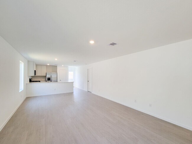 Building Photo - This single-story home shares an open layout between the kitchen, nook and family room for easy e...