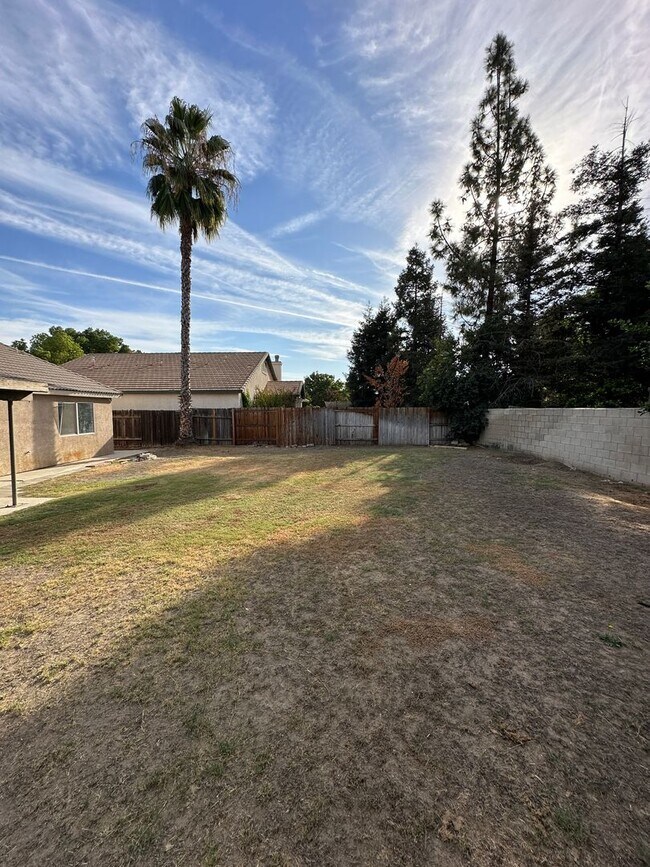 Building Photo - Charming 3-Bed, 2-Bath Home for Rent in Bakersfield, CA!