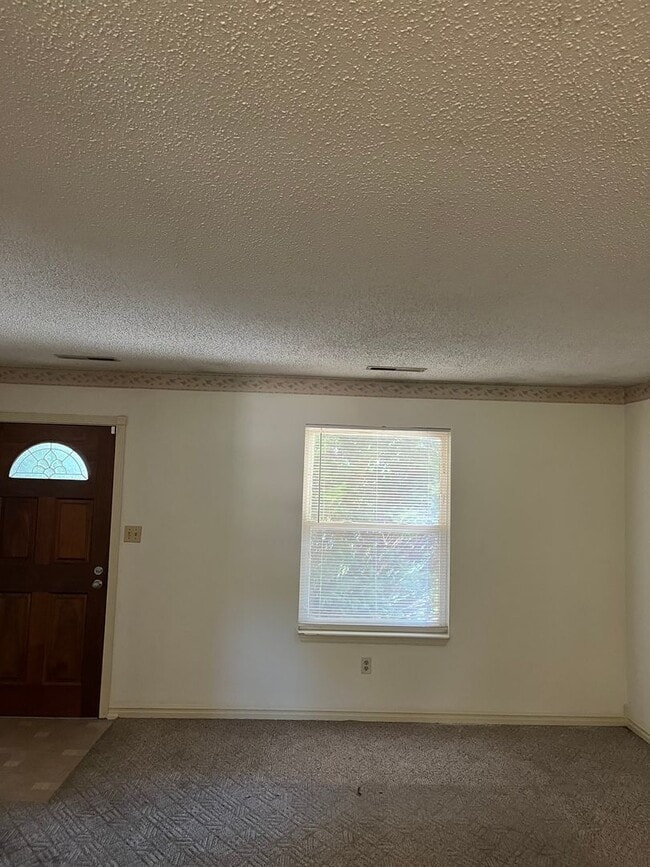 Building Photo - Spacious 3 bedroom house in SW Springfield!