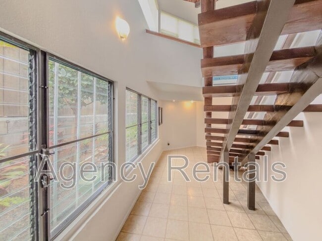 Building Photo - 427 Paumakua Pl