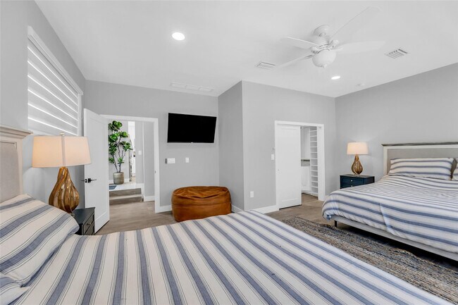 Building Photo - 2005 N Riverside Dr