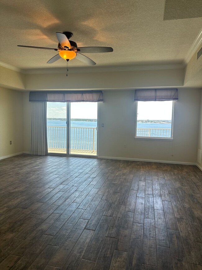 Building Photo - Very spacious 4 bd 3 bath Penthouse on the...