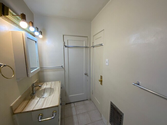 Building Photo - 2 Bedroom Single Story Home Available Near...