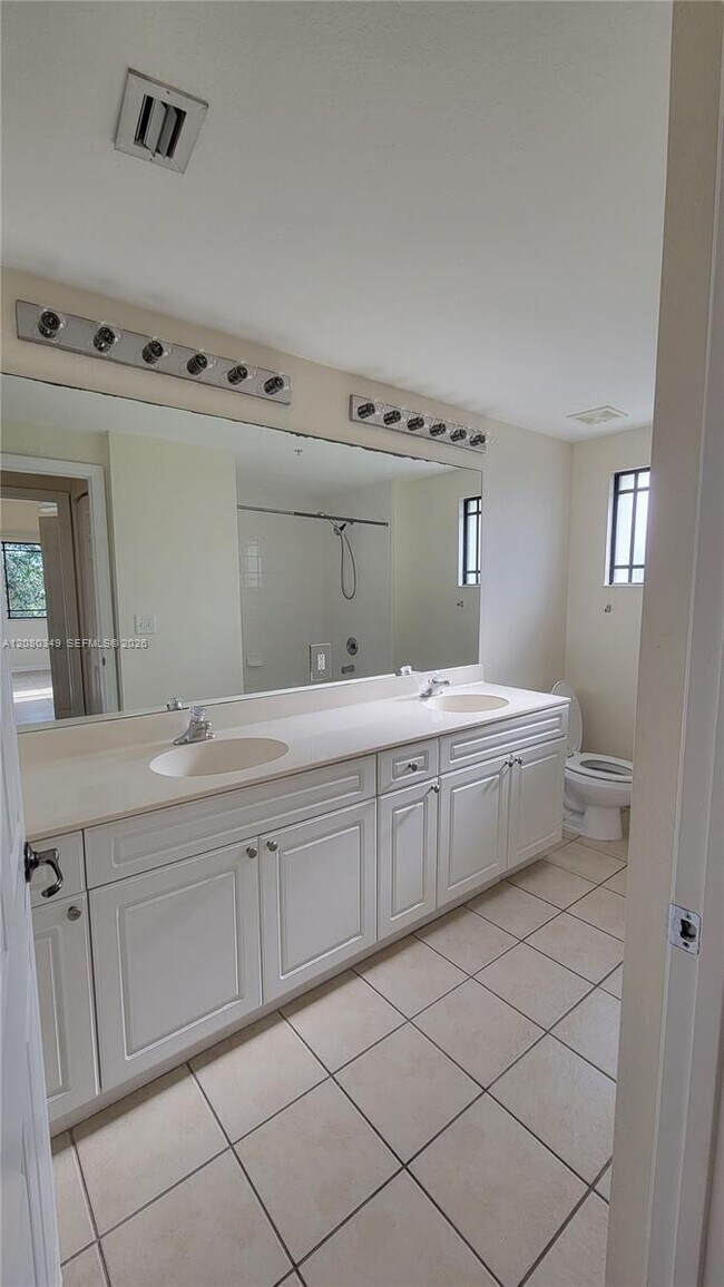 Building Photo - 3018 Alcazar Pl