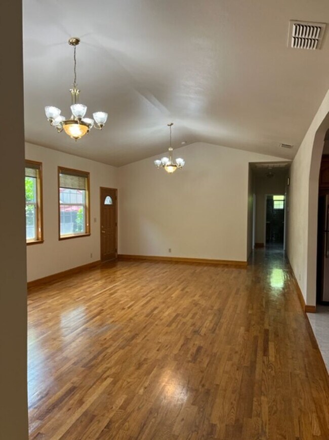 Building Photo - Beautiful Single Story home in Carmichael, 4+2, Large living area, 2 garages.