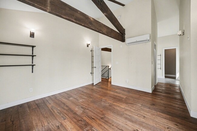 Building Photo - Stunning Luxury Home in Sunnyside **Move-In Special**